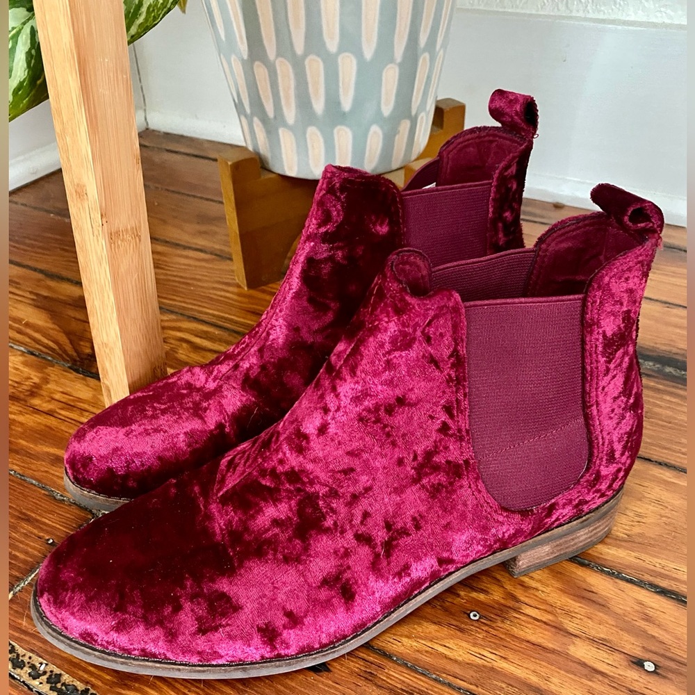Toms Velvet Ankle Boots / Booties - Magenta. W9